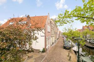 阿尔克马尔CASASdeCASPER - Apartment Alkmaar的街道上拥有建筑和汽车的街道