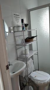 ÑilqueCabañas Aliwen的浴室配有白色卫生间和盥洗盆。