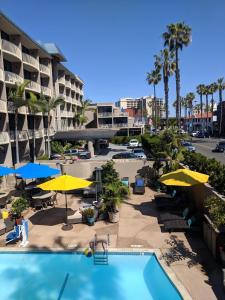 圣地亚哥Inn by the Sea, La Jolla的一个带遮阳伞的游泳池和一个度假村