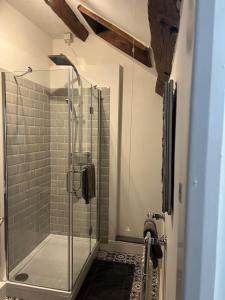 兰戈伦Abbey Cottage的带淋浴的浴室(带玻璃淋浴间)