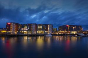 特隆赫姆斯堪迪克尼德伦酒店的夜空在水边的城市
