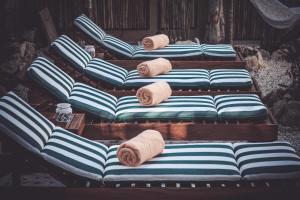 图卢姆Aldea San Lam - Oasis Of Tulum的四张沙发,上面有毛巾