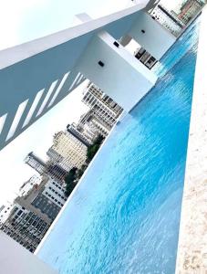 圣多明各1BR Luxury apartment Pool, gym, rooftop Santo Domingo的城市和水景空中景观