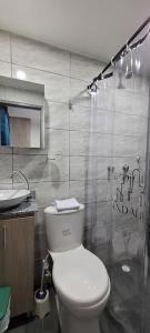 麦德林Andaliving Campo Valdes Hospedaje的浴室配有白色卫生间和盥洗盆。
