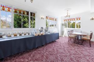 肯图巴Hotel Blue & Cottages Katoomba的白色的客房配有一张带蓝色桌布的桌子