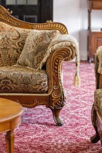肯图巴Hotel Blue & Cottages Katoomba的坐在红地毯上的华丽椅子