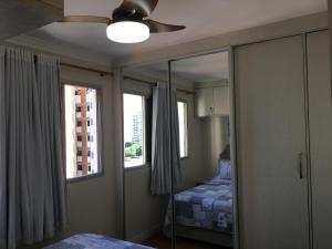 坎皮纳斯Apartamento João e Maria, no coração do Cambuí的一间卧室配有一张床和吊扇