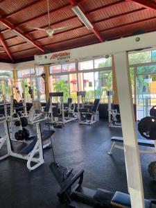 圣地亚哥洛斯卡巴VIP Home的健身房,配有一束跑步机和普拉提设备