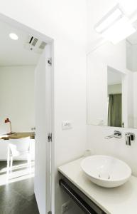 热那亚Genova Porto Antico Boutique Rooms的白色的浴室设有水槽和镜子