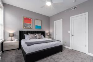辛辛那提Soaring 2-Bedroom Parkside Loft Walkable to it All的一间卧室设有一张大床和两个白色门