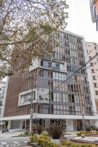 亚美尼亚Apartamento Loft Edificio Soho 906的前面有标志的高楼