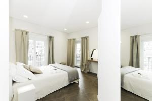 热那亚Genova Porto Antico Boutique Rooms的带2扇窗户的客房内的2张床