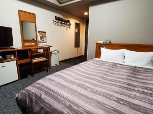 龟山龟山间路线酒店的酒店客房,配有床和电视