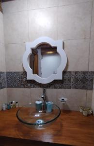 卢汉德库约Vistalbahouse的浴室水槽上方设有镜子