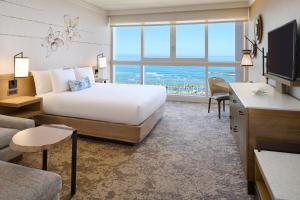 檀香山威基基普林斯酒店的酒店客房设有一张床和一个大窗户