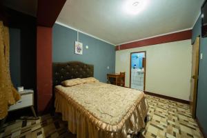 瓦努科HOSTAL TARAPACA的一间卧室,卧室内配有一张大床