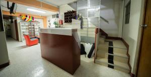 瓦努科HOSTAL TARAPACA的一个带水槽的厨房和楼梯