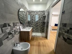 阿格里真托Nike Luxury Rooms的一间带水槽和淋浴的浴室
