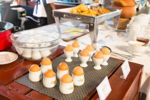 班科隆姆章盛泰乐达叻府临海别墅及度假村的桌上的一组鸡蛋,不熟的鸡