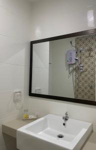 珍南海滩王谷度假酒店的浴室设有白色水槽和镜子