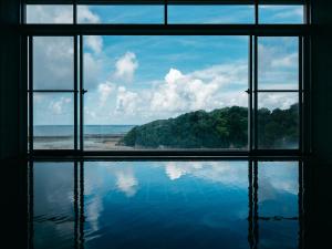 田边市KAMENOI HOTEL Kii-Tanabe的享有大海和海滩景致的窗户。