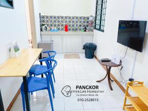 邦咯Pangkor Pasir Bogak Apartment 2Rooms 2Bathrooms near beach 6pax FREE WIFI的一间配备有蓝色椅子和桌子的用餐室