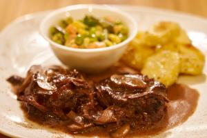 比尔卡班巴VillaBeatriz Lodge&Spa的一小盘带肉和一碗食物的食物
