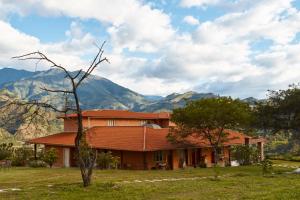 比尔卡班巴VillaBeatriz Lodge&Spa的山地房子