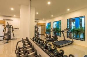 奥南海滩Anda Sea Tales Resort-SHA Plus的健身房,带跑步机的健身房