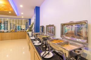 奥南海滩Anda Sea Tales Resort-SHA Plus的餐厅内带水槽和镜子的自助餐