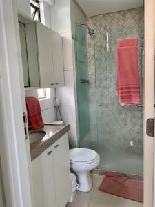 累西腓Apartamento com estilo e conforto的一间带卫生间和玻璃淋浴间的浴室