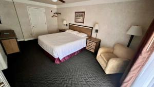 埃尔波特尔优胜美地景观酒店的配有一张床和一把椅子的酒店客房