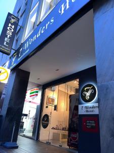 新加坡7 Wonders Hostel @ Boat Quay的商店前的商店,上面有自行车标志