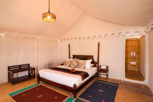 斋沙默尔Helsinki Desert Camp的卧室配有一张床