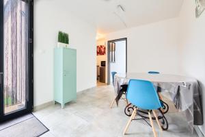 塔朗Les pins de Talant , au calme en rez de jardin的配有桌子和蓝色椅子的房间