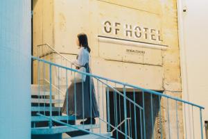 仙台Of Hotel的一位妇女走在一家酒店的楼梯上