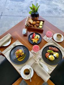 希克杜沃Haritha Villas & Spa的一张桌子,上面放着食物和咖啡盘