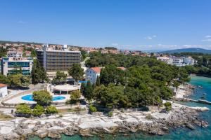 克尔克Hotel Dražica - Hotel Resort Dražica的水边度假村的空中景观