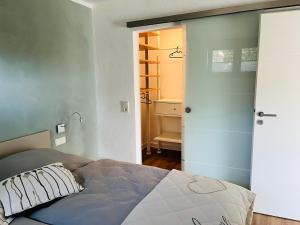萨尔布吕肯Ferienwohnung EnsheimLiebe的一间卧室设有一张床和一个开放式门