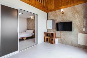济州市Aewol Oceanstay的一间设有滑动玻璃门和一张床的房间