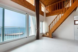 济州市Aewol Oceanstay的客房设有海景大窗户。