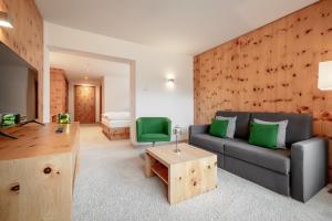 瑙德斯阿尔卑斯-舒适-中央酒店的客厅配有沙发和桌子