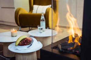 帕绍Passau - Suites的一张桌子,上面放着一碗水果和一瓶葡萄酒