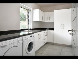 弗朗斯胡克Small Wonder的白色的厨房配有洗衣机和水槽