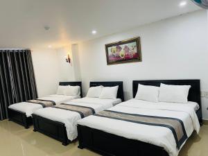 Thôn Lại ThêTHẢO AN 2 HOTEL Huế的酒店房间一排三张床