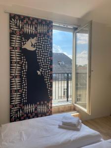 利贝雷茨布拉格利贝雷茨酒店的卧室,窗户上贴有女士海报