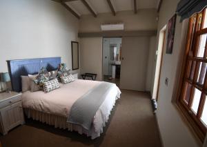 弗朗斯胡克Cabriere Cottage的一间卧室配有一张大床和枕头