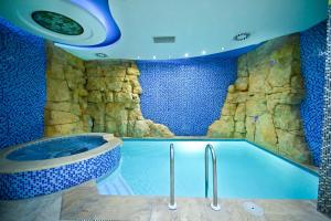埃里温Spa Hotel Grace Forum的一间带岩石墙浴缸的浴室