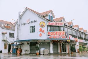 瓜埠The Concept Hotel Langkawi的一座楼里,有一间餐馆,位于一条雨林密布的街道上