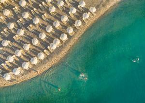 弗尔萨尔Maistra Select Belvedere Resort的享有海滩和海洋的空中景致